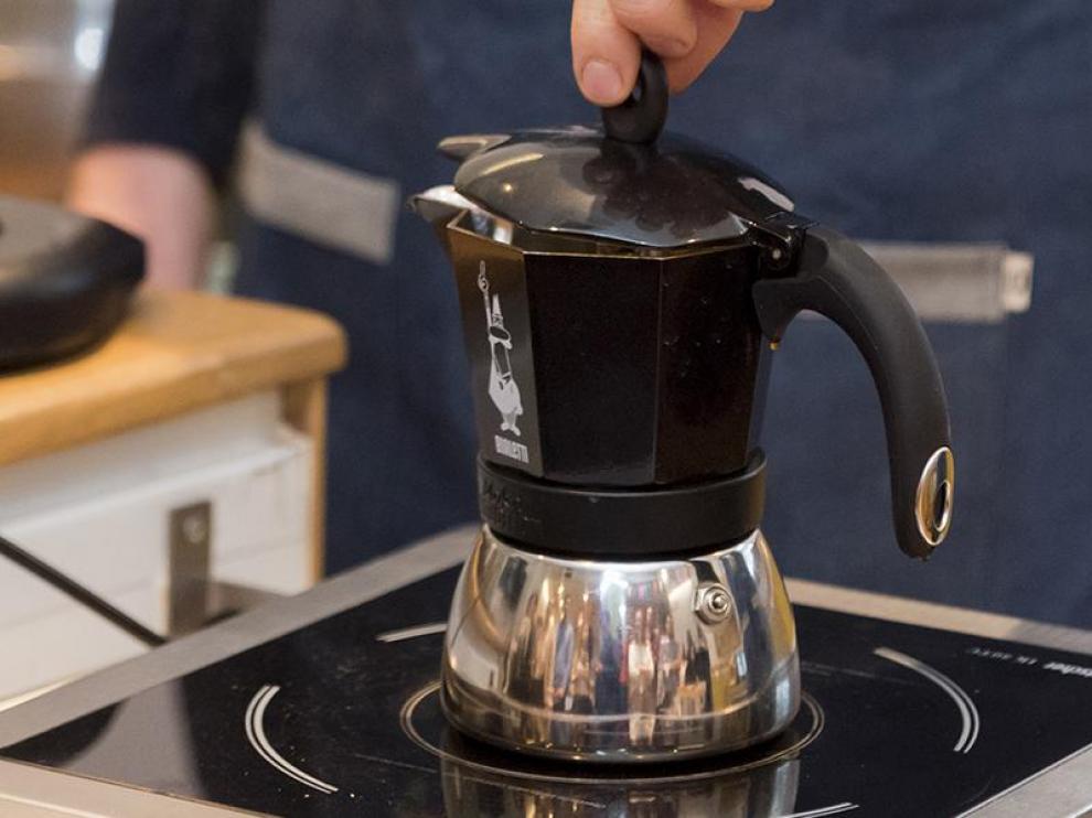 Preparando café en una cafetera italiana.