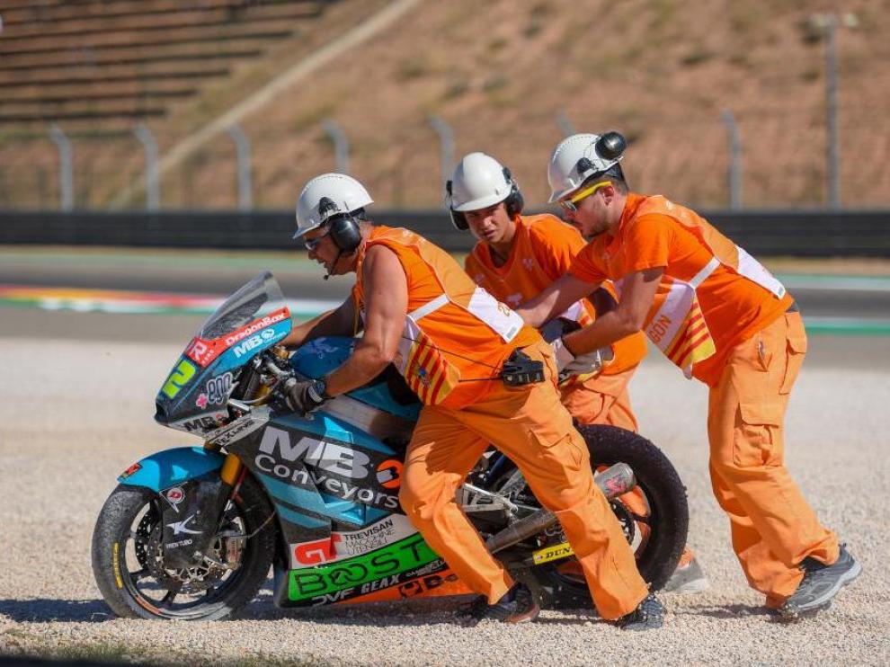 Comisarios realizando rescate en una competición de motos