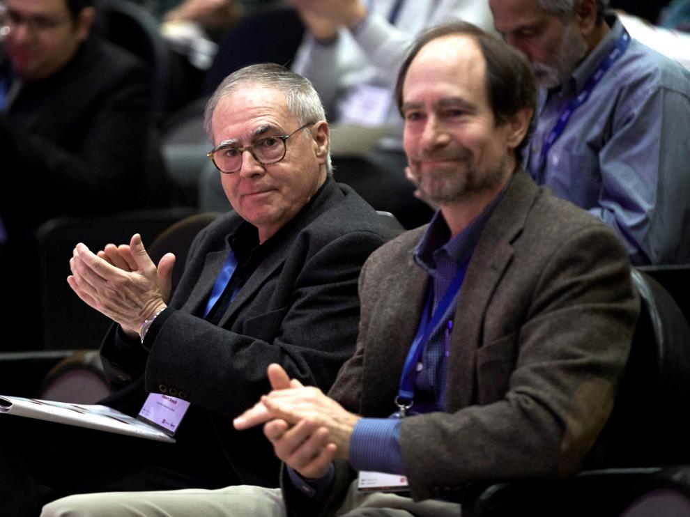 El catedrático de microbiología de la Universidad de Barcelona, Alfred Bosch (i) y el director jefe de Molecular Diversity Preservation International (mdpi) Eric O. Freed, asisten en Barcelona al Congreso Virus 2020.