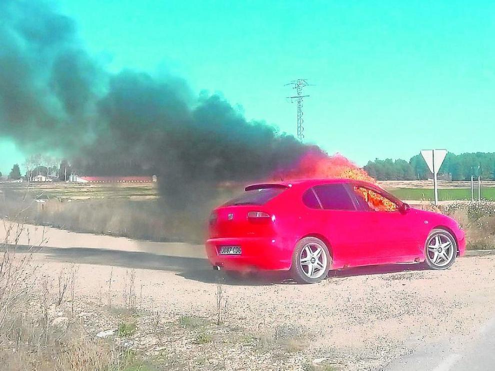 El coche del presunto agresor ardía ayer por la mañana en un camino de Tauste.
