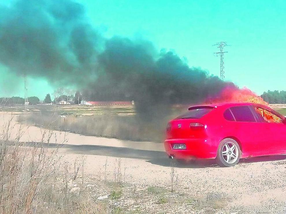 El coche del presunto agresor ardía ayer por la mañana en un camino de Tauste.