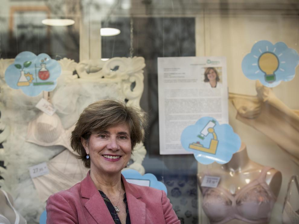 La jefa de la sección de Hepatología del Hospital Clínico de Zaragoza, Trini Serrano, junto al escaparate de Corsetería La Suprema, en César Augusto número 76.