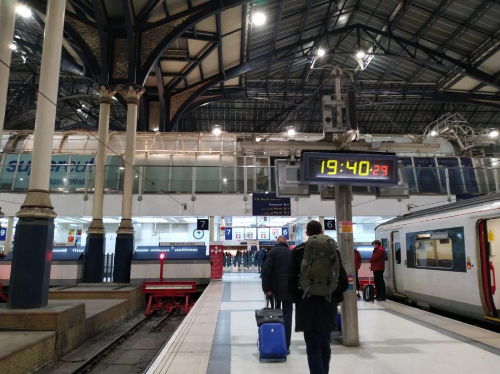 Viajeros en una estación inglesa.