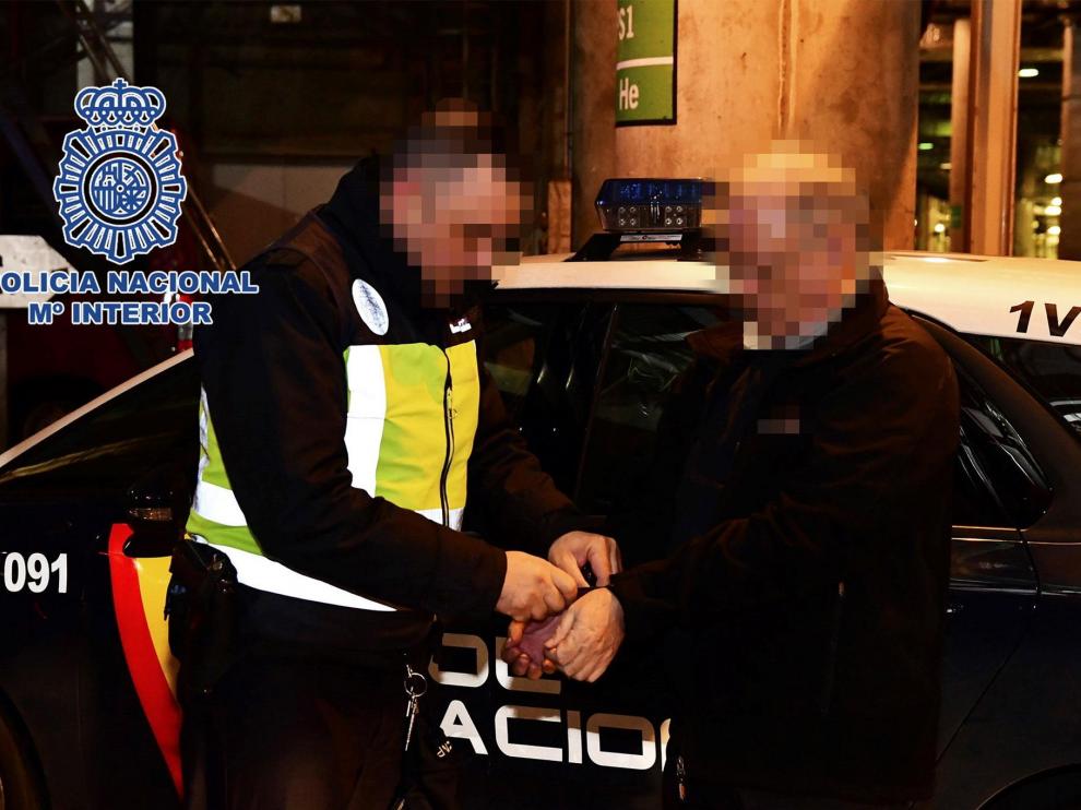 Carlos García Juliá, esposado por la Policía a su llegada a España