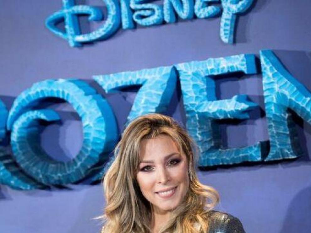 Elsa interpreta la voz de Elsa en Frozen