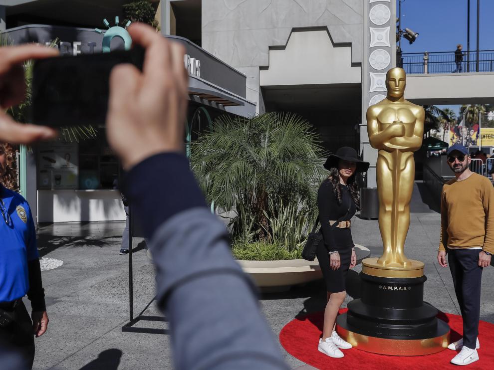 Hollywood (United States), 08/02/2020.- People take photos next to an Oscar statue nearby as workers continue preparations on the red carpet for the 92nd annual Academy Awards ceremony at the Dolby Theatre in Hollywood, California, USA, 07 February 2020. The Oscars are presented for outstanding individual or collective efforts in filmmaking in 24 categories. (Estados Unidos) EFE/EPA/JOHN G. MABANGLO Preparations - 92nd Academy Awards