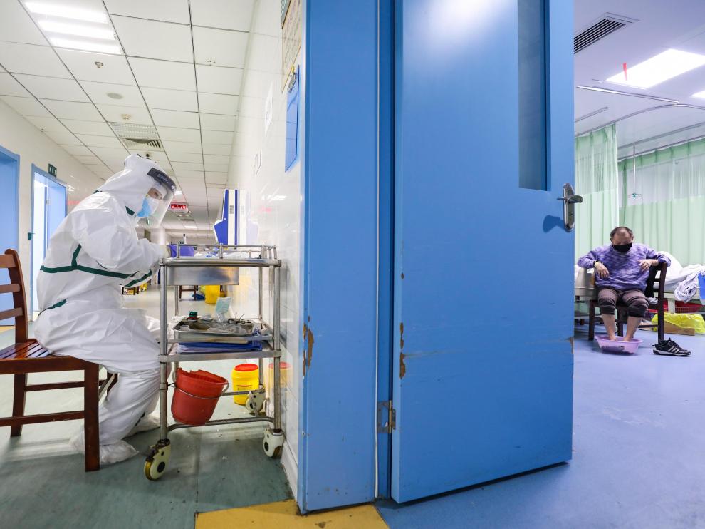 Una enfermera trabaja en un hospital de Wuhan, en Chica, donde permanecen ingresados enfermos de coronavirus.