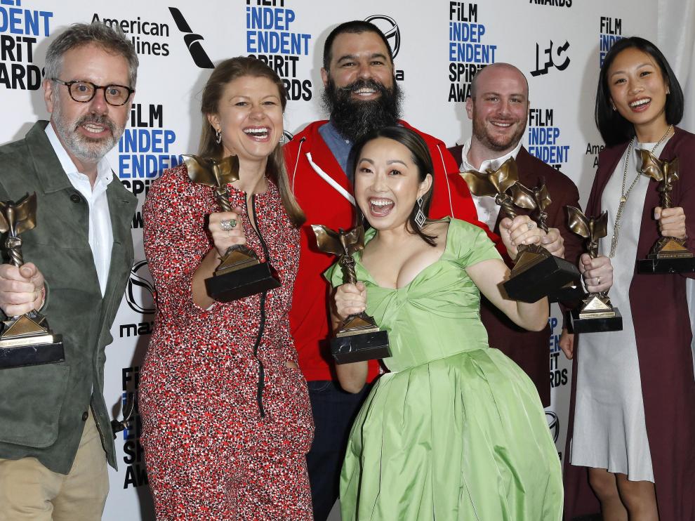 Santa Monica (United States), 09/02/2020.- (L-R) Peter Saraf, Daniele Tate Melia, Lulu Wang, Andrew Miano, a guest, and Anita Gou, winners of Best Feature for 'The Farewell' pose in the press room at the 2020 Film Independent Spirit Awards in Santa Monica, California, USA, 08 February 2020. The award ceremony, organized by the non-profit organization Film Independent, honors the finest independent films of the preceding year. (Estados Unidos) EFE/EPA/NINA PROMMER 35th Film Independent Spirit Awards