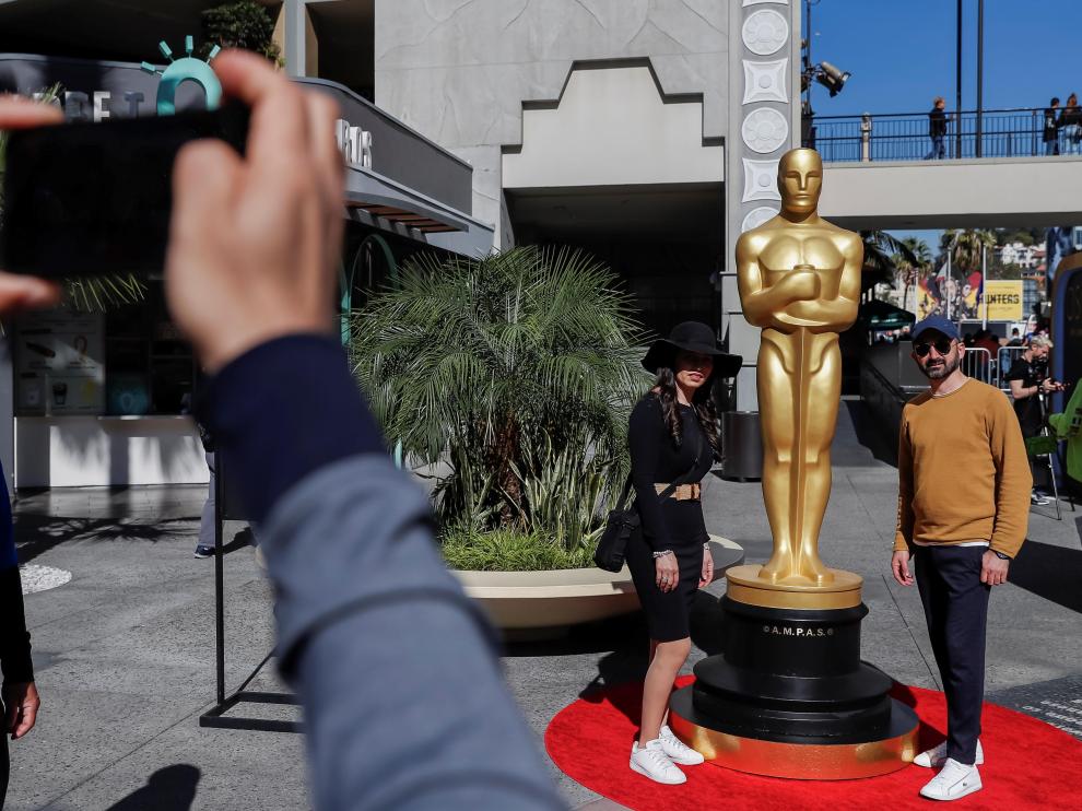 La gente toma fotos junto a la estatua de los Óscar en el Dolby Theatre de Hollywood.