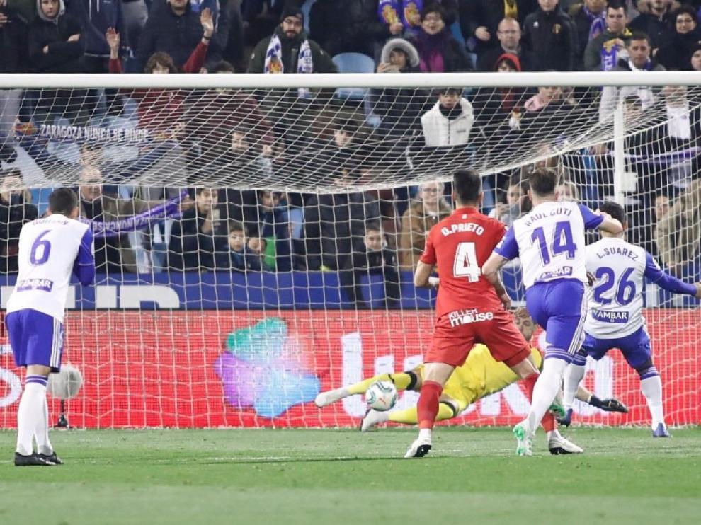 Luis Suárez, en la acción del penalti lanzado en el minuto 9 en el partido del sábado ante el Fuenlabrada, que le paró Biel Ribas.