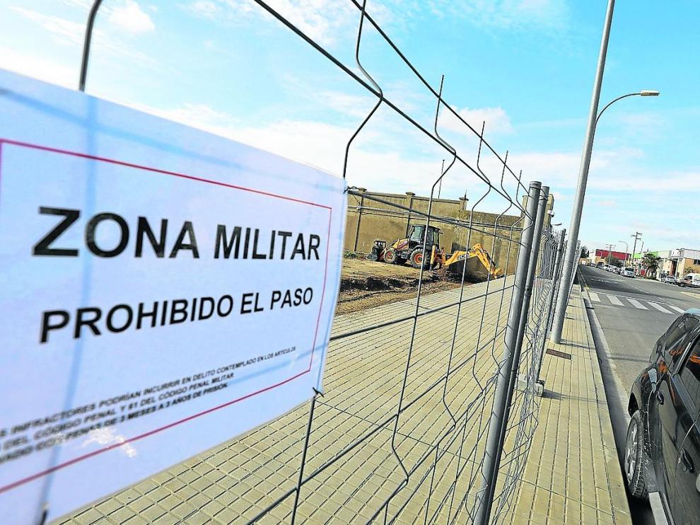 Una máquina trabaja en la zona anexionada al cuartel, destinada a los vehículos y talleres.