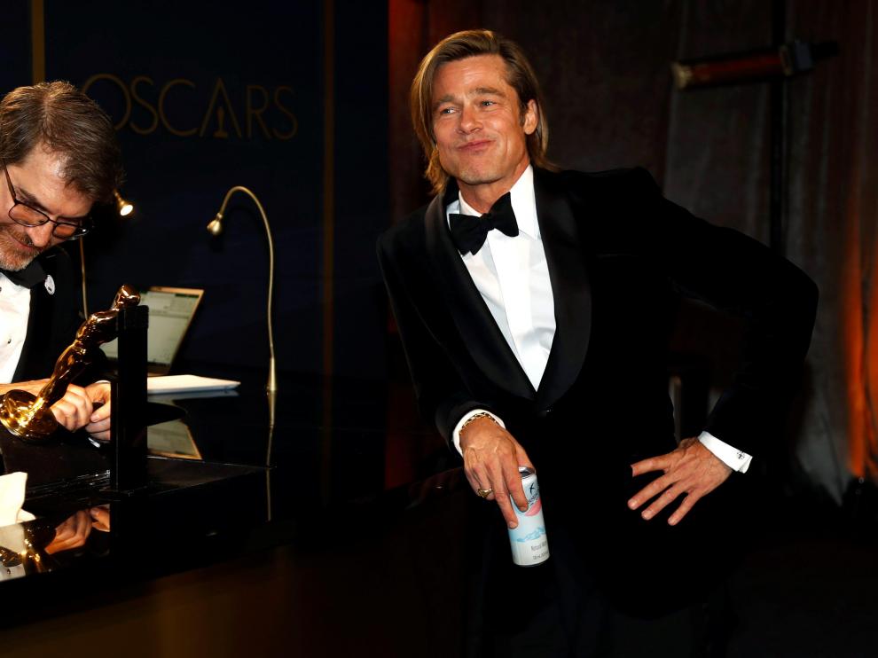 Brad Pitt aguarda a que graben su nombre en su primer Óscar como actor.