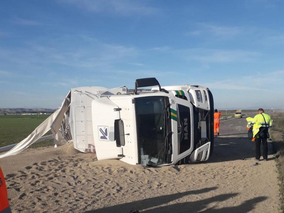 Camión volcado en la A-127 a su paso por Tauste.