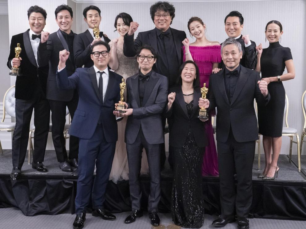 El director coreano Bong Joon-ho posa con todo el elenco de 'Parásitos' y los cuatro Óscars conseguidos