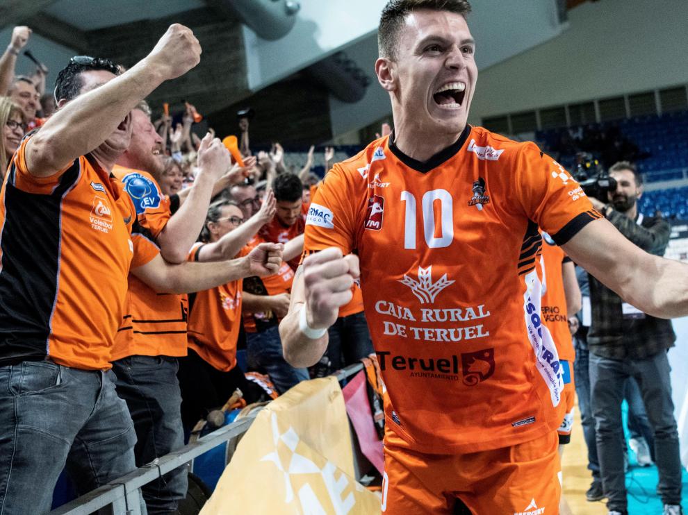 El receptor Daniel Ruiz, junto a una enfervorecida afición desplazada a Palma de Mallorca, celebran la victoria del CV Teruel en la cancha. efe