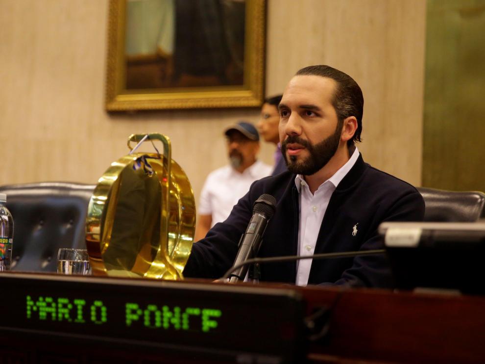 El presidente de El Salvador Nayib Bukele irrumpió este domingo en el Parlamento con paramilitares.