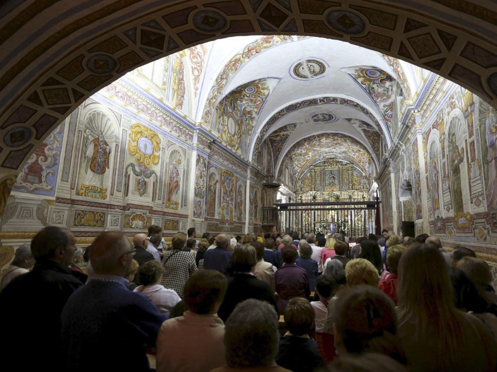 Interior de la ermita de Casbas, cuyas paredes están decoradas con frescos del siglo XVIII.