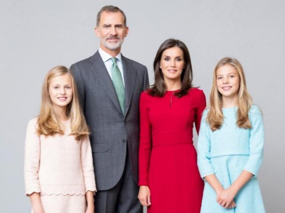 Los Reyes, la princesa de Asturias y la infanta Sofía en una fotografía de familia, realizada recientemente en el Palacio de la Zarzuela