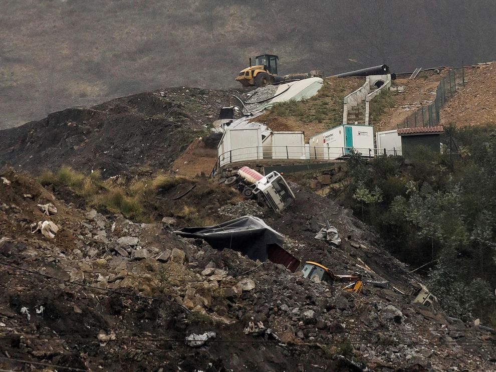 Paralizan la búsqueda de los dos desaparecidos el pasado jueves tras quedar sepultados por un corrimiento de tierras en un vertedero de la localidad vizcaína de Zaldibar.