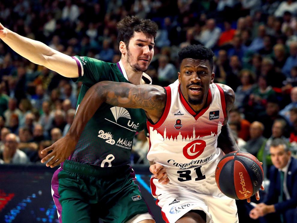 El jugador Dylan Ennis, de Casademont, se escapa de Darío Brizola, de Unicaja, en un partido de liga de la ACB.