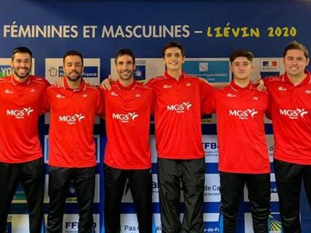 El equipo español de bádminton, con Pablo Abián (cuarto por la derecha), en el Europeo