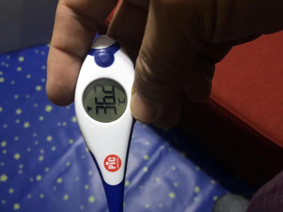 Un ciudadano chino, en cuarentena voluntaria por el virus, se toma la temperatura en su domicilio de Zaragoza.