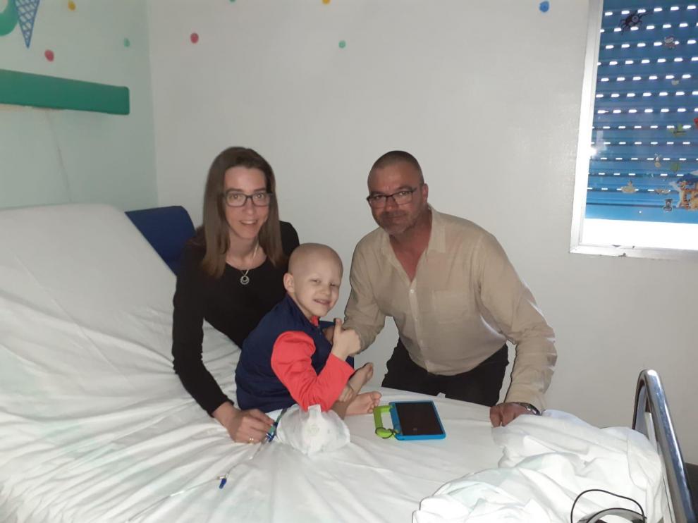 Álex acompañado por Teresa, su madre, y Esteban, su padre.