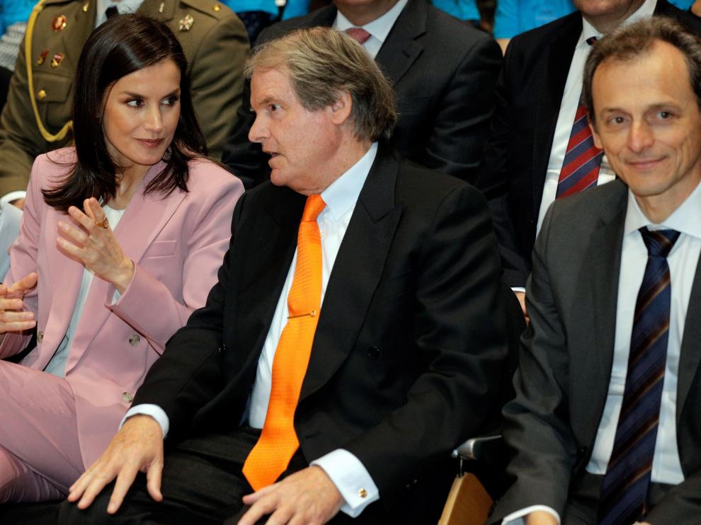 La reina Letizia, con el presidente de la Fundación Princesa de Gerona, Francisco Belil, y el ministro Pedro Duque.