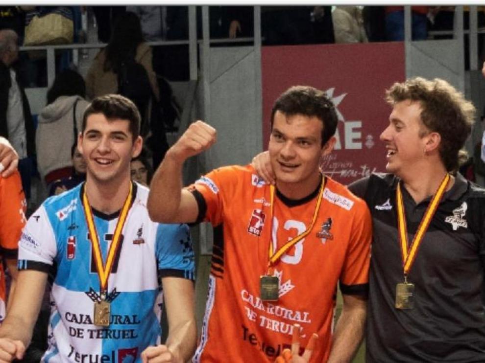 Pablo Martínez García (en el centro, 13), celebra el pasado domingo en Palma la Copa del Rey conquistada por el CV Teruel