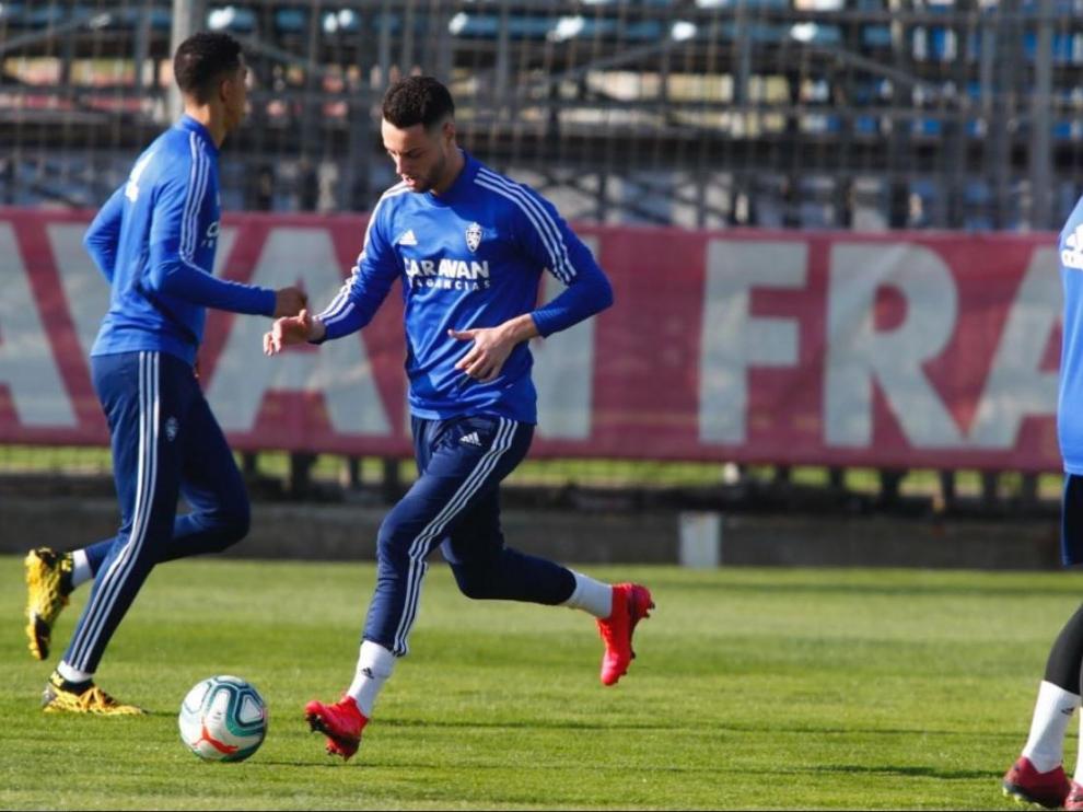 Burgui controla el balón en el entrenamiento de este jueves.