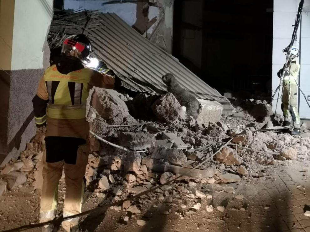 Los bomberos, con ayuda de un perro, descartaron que hubiera personas entre los escombros.