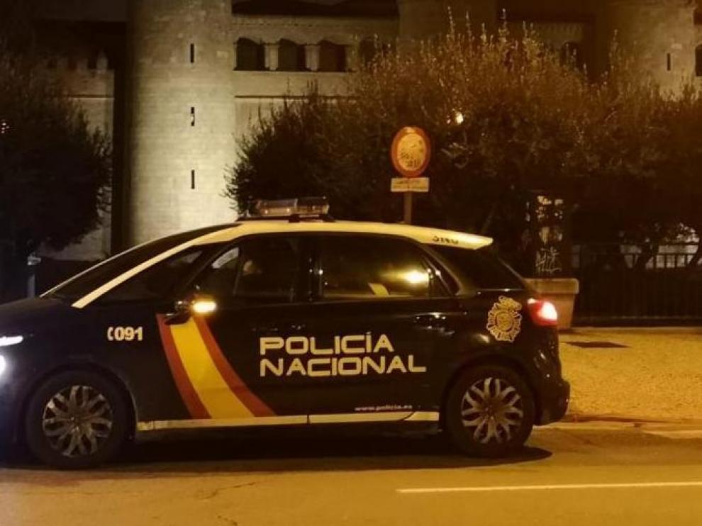 Un coche de la Policía Nacional en el entorno de la Aljafería