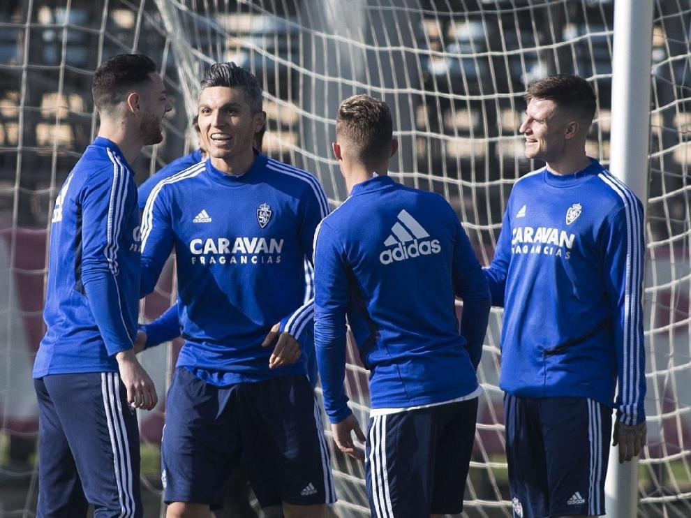 Burgui (izda.) charla con Torres, Blanco (de espaldas) y Vigaray en el entrenamiento de este viernes. Curiosamente son los cuatro ex del Alavés que coinciden ahora en el vestuario del Real Zaragoza.