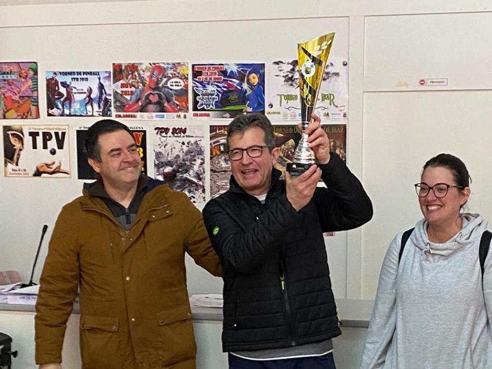 César Dubón, bicampeón de pinball de España, recoge el trofeo.