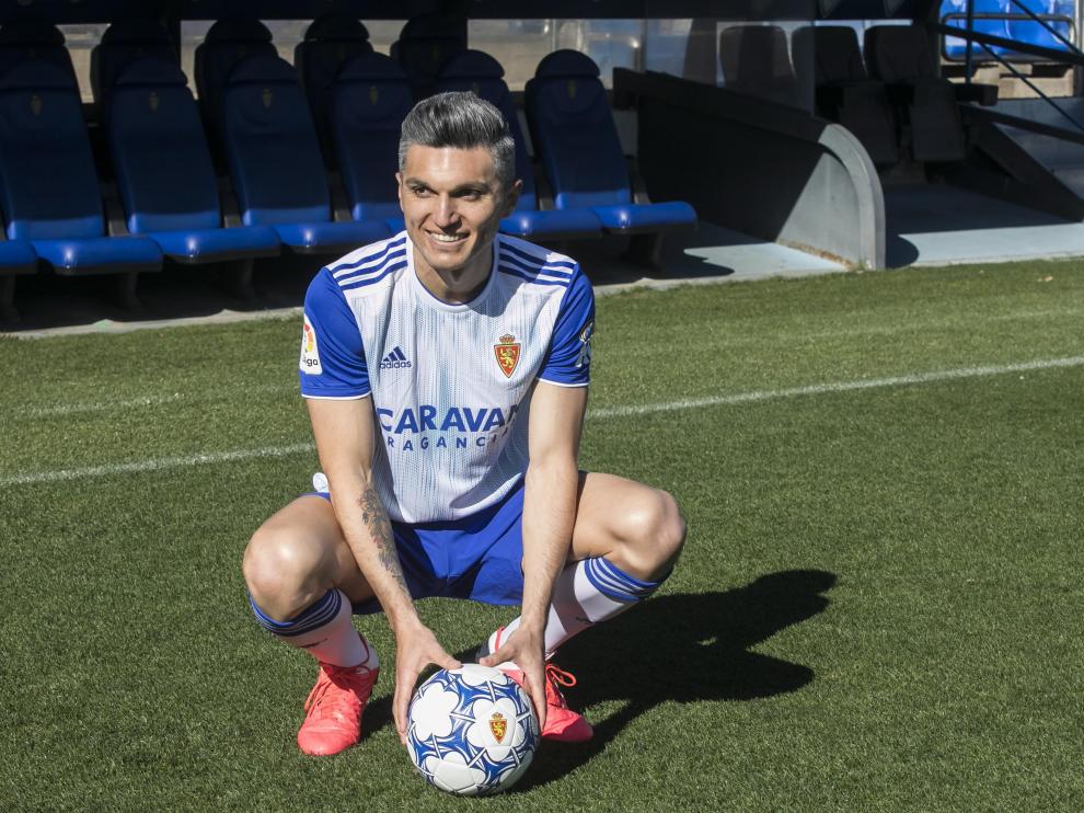 Dani Torres posa como nuevo jugador del Zaragoza.
