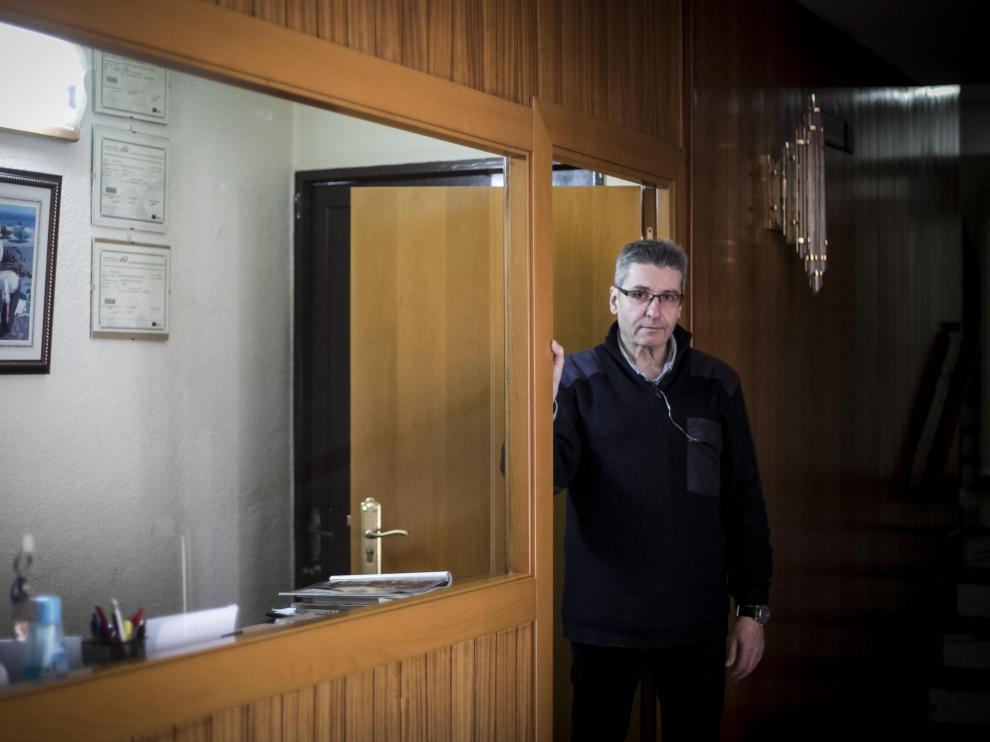 José Manuel Oto es portero desde hace 28 años, en la misma comunidad de Zaragoza.