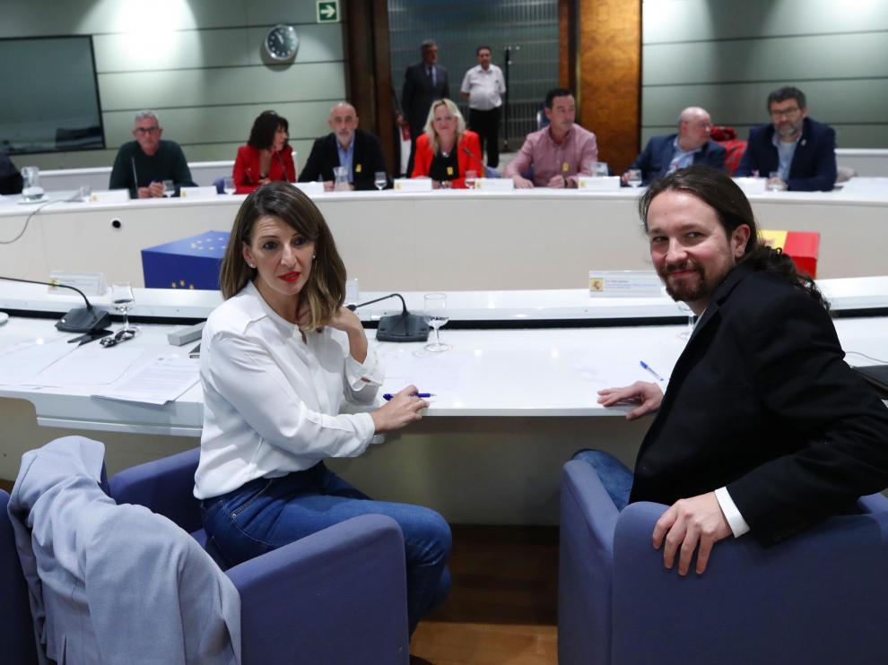 La ministra de Trabajo, Yolanda Díaz y el vicepresidente, Pablo Iglesias, con representantes del sector agrario