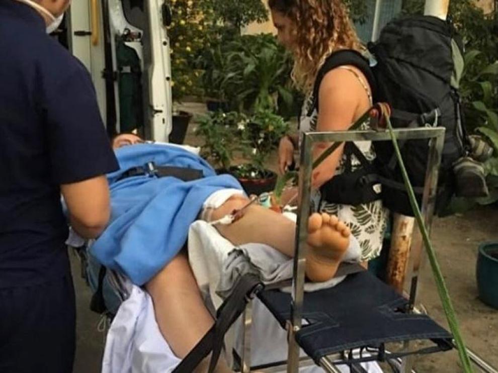 María Valverde cuenta en una publicación que están siendo ayudadas por un médico español en Vietnam.