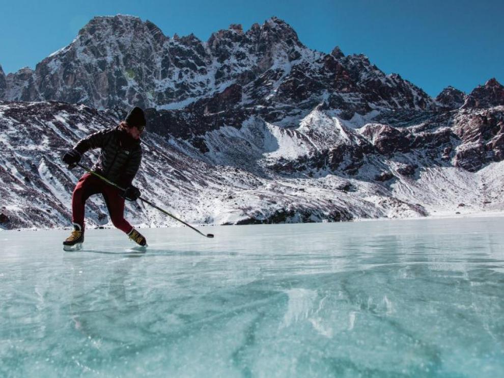 Partido de hockey sobre hielo en la pista más alta del mundo, en Nepal.