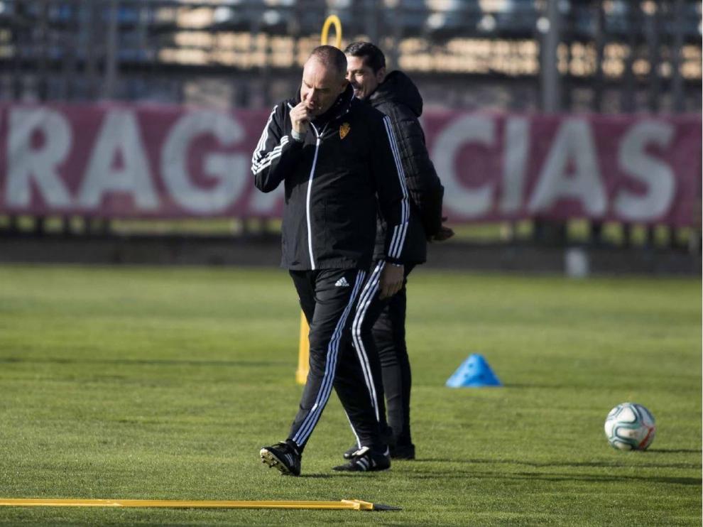 Víctor Fernández bromea con José Luis R. Loreto en la sesión preparatoria del equipo previa al viaje a Elche.