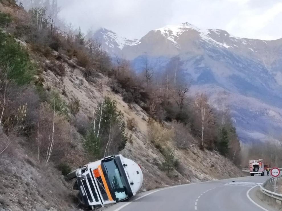 Camión accidentado en la carretera de Benasque.