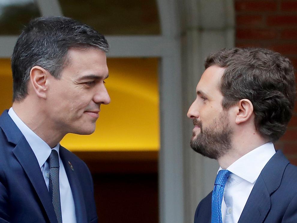 Reunión en Moncloa entre Casado y Sánchez