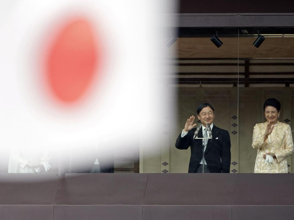 Naruhito, junto a su esposa Masako, saludan al pueblo en Año Nuevo desde el palacio imperial de Tokio.