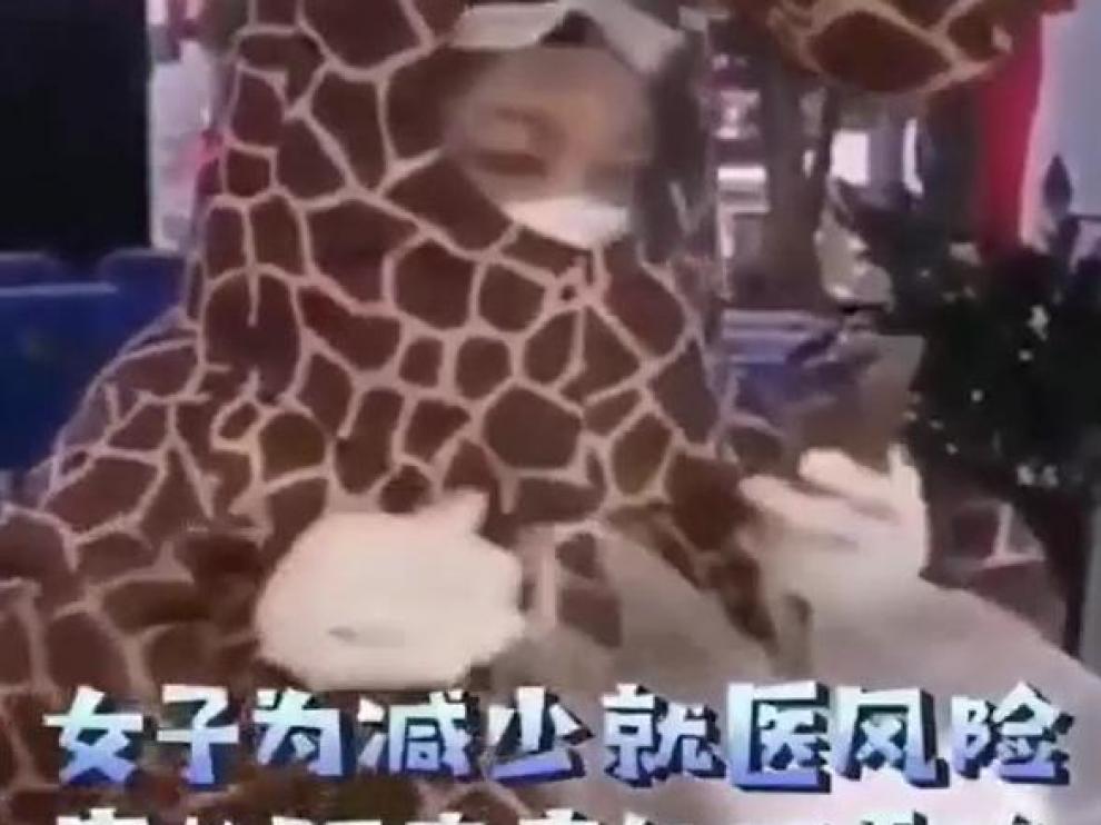 Una mujer acude al médico en China disfrazada de jirafa para no contagiarse con el coronavirus.