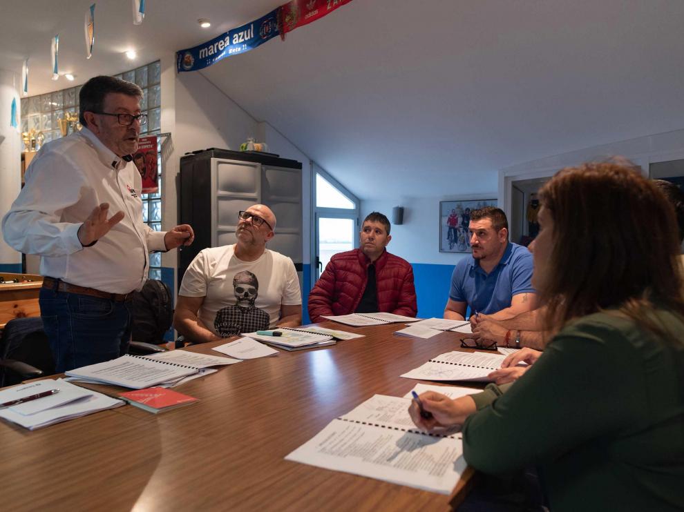 Michel Izaguerri imparte el curso de formación entre candidatos a ser taxistas de Zaragoza.