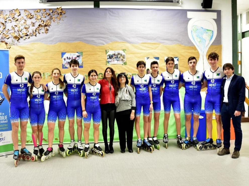 Los patinadores del Club Marianistas, junto con Sheila Herrero, en la presentación del equipo.