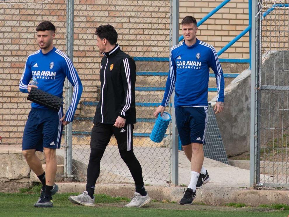 Puado, Cristian Álvarez y Vigaray, puntales básicos del Real Zaragoza, al inicio del último entrenamiento.