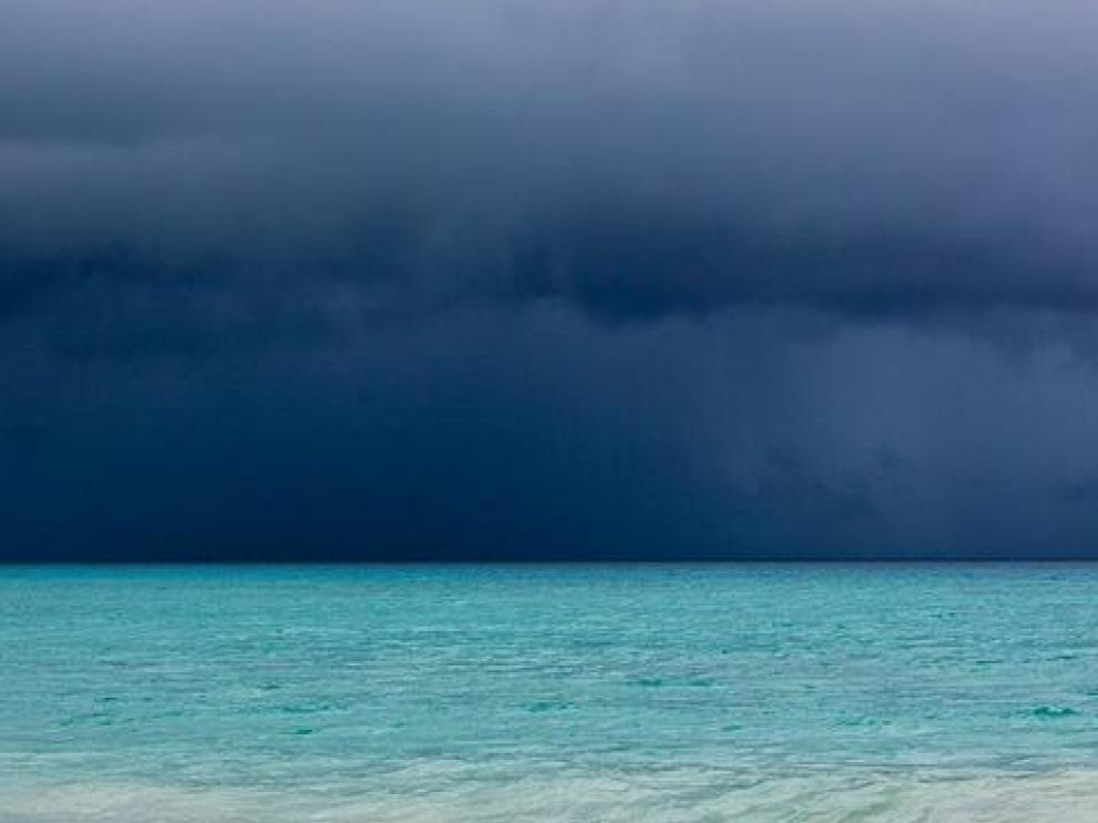 Foto de archivo de una tormenta en una playa del Caribe