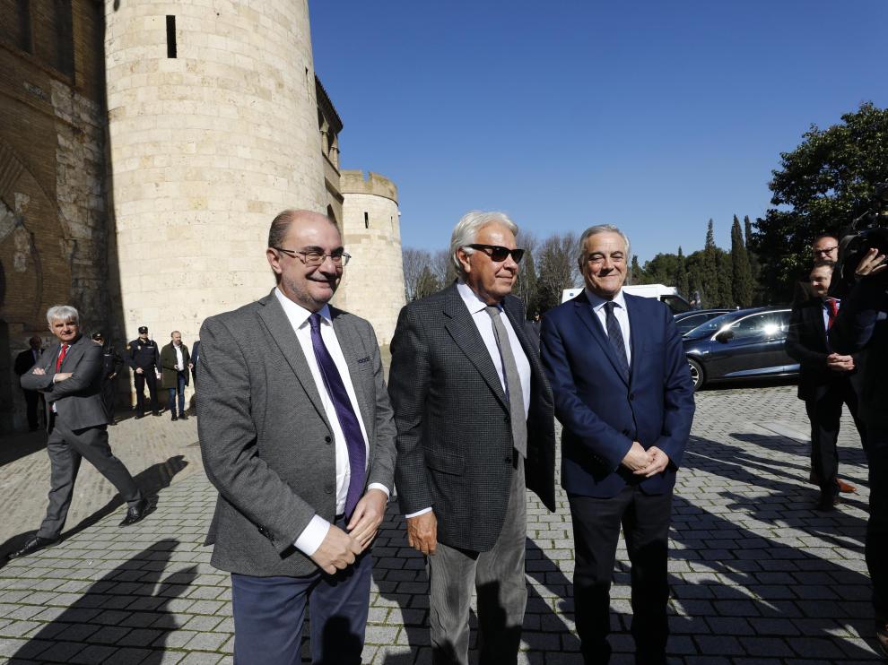 Javier Lambán, Felipe González y Javier Sada a las puertas de La Aljafería
