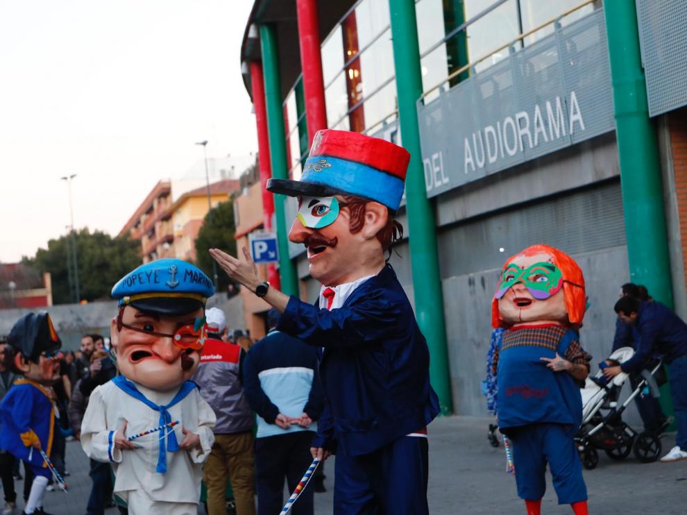 Lleno en Zaragoza para celebrar el Jueves Lardero: longaniza y música plaza de Miguel Merino, junto a la Sala Multiusos del Auditorio